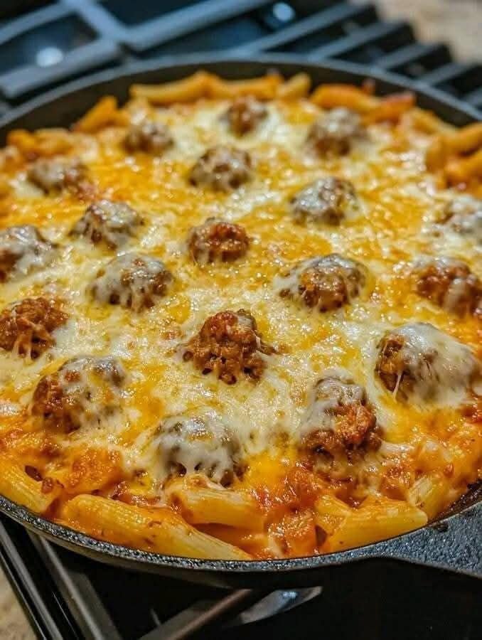 🍝 Bolognese Pasta Pizza with Chicken Meatballs Recipe 🍕 480735655_4077623079185698_4353423496993665096_n