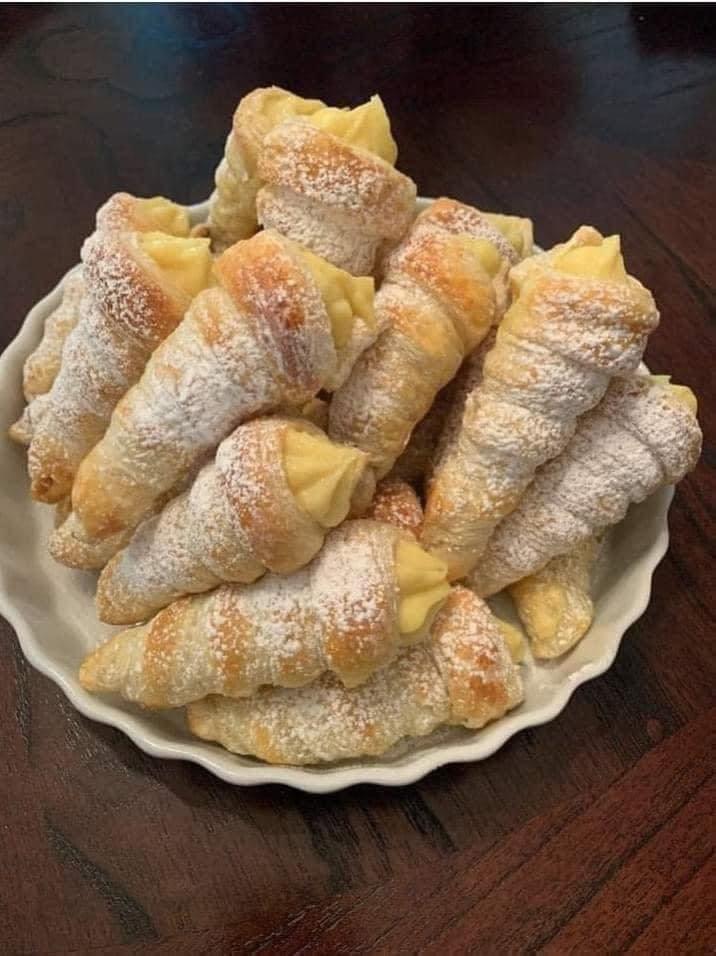 Italian Cream Stuffed Cannoncini 617403021_25640875265563962_5247898311331064272_n (1)